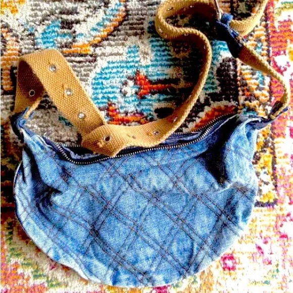 URBAN OUTFITTERS Quilted Denim Sling Bag - Picture 5 of 6